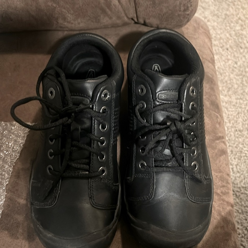 Men’s black keen shoes size 8